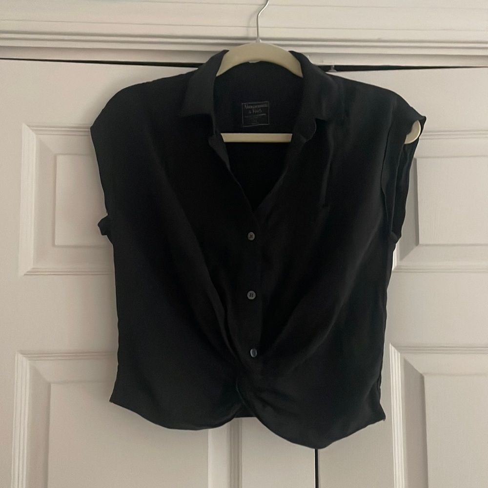 Abercrombie & fitch short sleeve black button down top with cinched waist